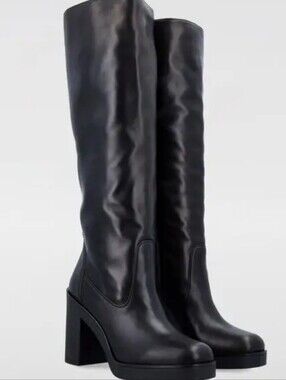Stuart Weitzman Bethenny boots With A chunky block heel .. Size 10